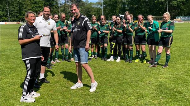 Frauenmannschaft des Heeslinger SC,  Meike und Mario Müller, Jugendobmann Sven Evers 