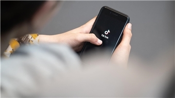 Viele Jugendliche informieren sich vor allem über Tiktok (Symbolbild).