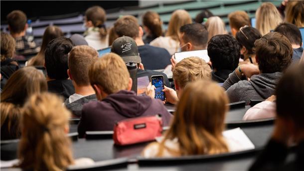 So meistern Studenten Wohnungssuche, Bafög und Semesterstart Viele junge Menschen beginnen an den Hochschulen Niedersachsens und Bremens im Oktober ein Studium. (Archivbild)