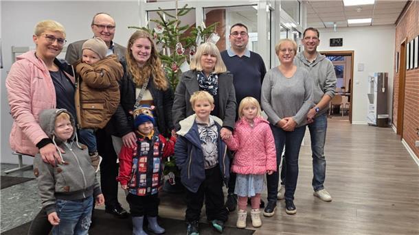 Kinder der Kita Deichkinder aus Kleinensiel schmückten den Wunschbaum, den Manuela Manzke (Zweite von rechts) für bedürftige Familien organisiert hatte.
