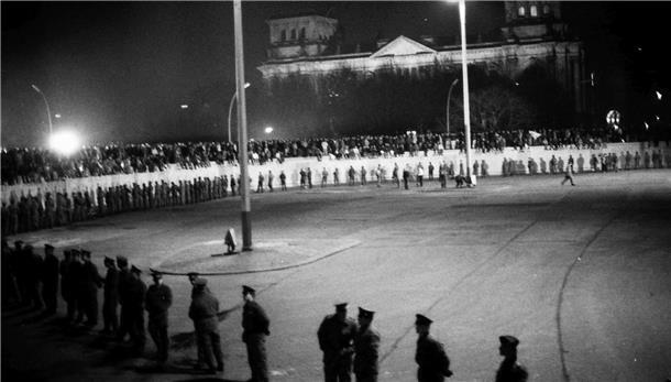 Das Unglaubliche geschah am 9. November: Die Nacht, in der 1989 die Mauer fiel Viele klettern auf der Grenzbefestigung herum. Beobachter befürchten, dass es zu Zusammenstößen mit DDR-Volkspolizisten kommen könnte.