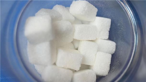 Viele Konsumenten wünschen sich Umfragen zufolge weniger Zucker in Fertiglebensmitteln.
