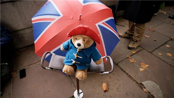 Nach Tod der Queen: 1000 Teddybären werden gespendet Viele Menschen haben nach dem Tod der Queen Paddington-Plüschtiere vor dem Buckingham Palast abgelegt.