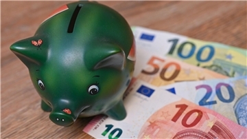 Deutsche sparen weniger – international aber weit vorn Viele Menschen in Deutschland sparen regelmäßig. (Symbolbild)