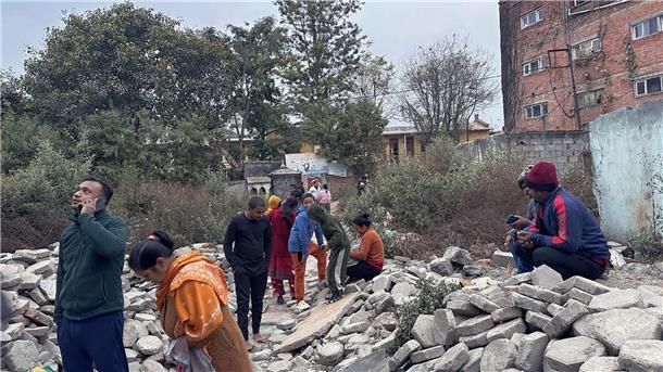 Erdbeben am Mount Everest: Zahl der Toten steigt auf 95 Viele Menschen liefen aufgeschreckt auf die Straßen.
