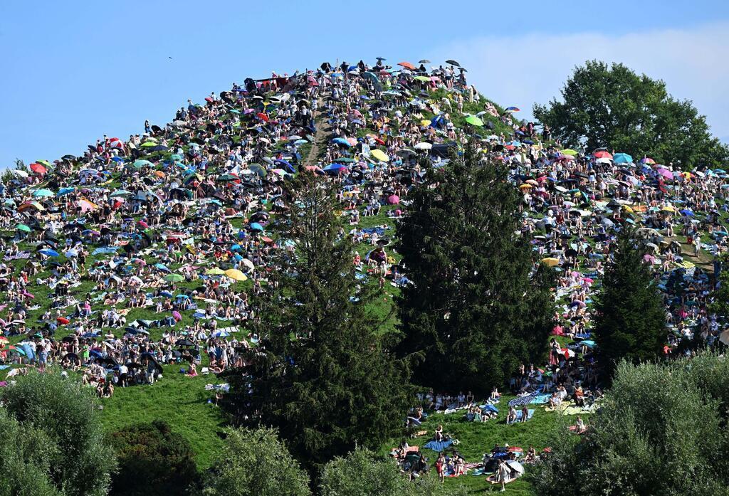 Großes Finale für Taylor Swifts Rekord-Tour steht bevor Viele Menschen ohne Ticket verfolgten Taylor Swifts Konzert in München von einem Hügel neben dem Stadion aus.