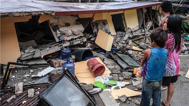 Heftiges Erdbeben auf den Philippinen: mindestens 69 Tote Viele Menschen verloren ihre Häuser.