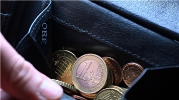 Viele Menschen würden gerne mehr fürs Alter sparen, können es sich aber nicht leisten. (Symbolbild)