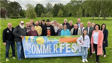 Viele Menschen ziehen engagiert an einem Strang, um ein tolles Sommerfest auf die Beine zu stellen. Mit dabei ist auch Georgia Balke, die Gewinnerin der Casting-Show "The Voice Kids" (vorne neben Bürgermeisterin Gabi Kasten).