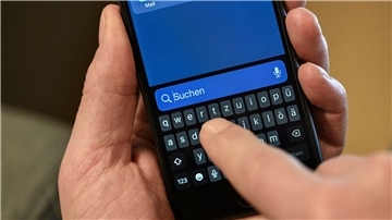 Viele Menschen zwischen 55 und 75 Jahre nutzen Smartphones.
