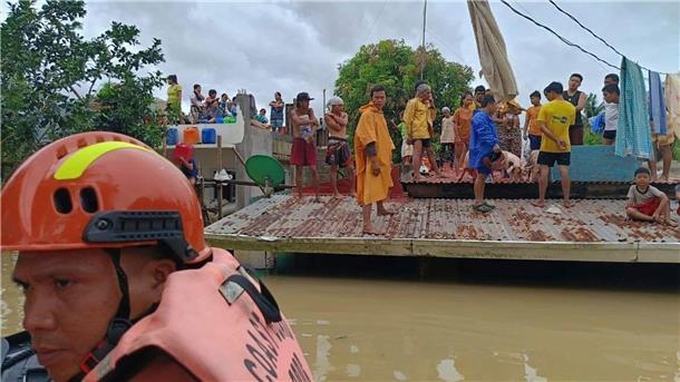 Sturm „Trami“: Zahl der Toten auf den Philippinen steigt Viele mussten lange auf ihren Dächern ausharren, bis Helfer sie erreichten.