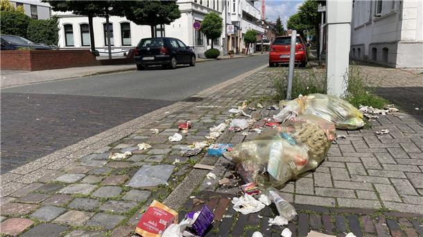 Müll in einer Straße in Nordenham. Wie der Heimat-Check ergeben hat, stören sich sehr viele Büfrger daran.