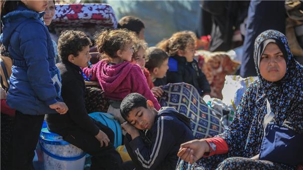 Viele palästinensische Familien verlassen Chan Junis und suchen anderswo Schutz.