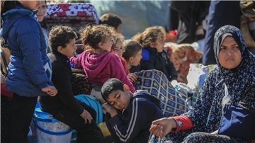 Viele palästinensische Familien verlassen Chan Junis und suchen anderswo Schutz.