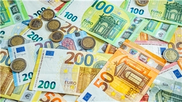 Geld liegt auf einem Tisch, Münzen und Scheine.