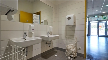 Viele Schülerinnen und Schüler in Deutschland berichten von schlechter Hygiene in den Schultoiletten, das zeigt eine aktuelle Umfrage.