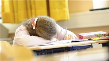 Viele Schülerinnen und Schüler kennen das Gefühl, erschöpft zu sein, wie eine neue Umfrage zeigt.