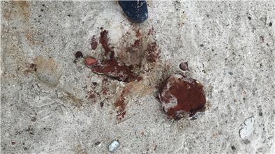 Viele Spaziergänger haben sich schon gefragt, was das sein könnte: Die Klumpen zerfallen recht leicht und liegen überall als größere Brocken oder kleinere Steine am Duhner Strand.