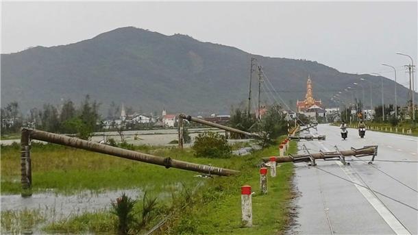 Nach Philippinen jetzt Vietnam: Tote bei Sturm „Bualoi“ Viele Strommasten knickten in dem Sturm um.