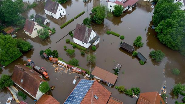 Hochwasser: Dauerregen sorgt für Extrem-Wochenende im Süden Viele Teile Süddeutschlands haben mit Überschwemmungen zu kämpfen - so auch Dinkelscherben im schwäbischen Landkreis Augsburg.