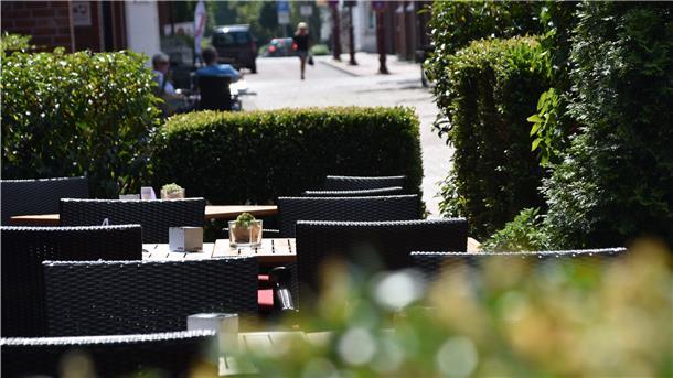 Viele Tische in den Restaurants bleiben leer. Aber nicht, weil niemand kommt, sondern weil es die Corona-Vorschriften es so wollen. 