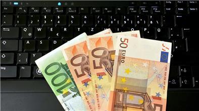 Viele Vergleichsportale werben damit, den günstigsten Tarif für Versicherungen oder Kredit zu finden. Doch es ist Vorsicht geboten.