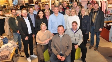 Gnarrenburger WIR zieht Bilanz - Rückblick auf erfolgreiche Aktionen Viele WIR-Mitglieder folgten der Einladung zur Jahreshauptversammlung. Sitzend von links der Vorstand mit der stellvertretenden Vorsitzenden Sabrina Kosch, dem Ersten Vorsitzenden Hendrik Grafelmann und dem Kassenwart Matthias Otten - unmittelbar dahinter die Ausschuss-Mitglieder Melanie Blank (von links), Clemens Kullik und Rieke Grafelmann-Decknatel.