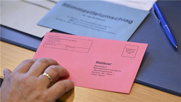 Beim Kaffee steht die Brandmauer: Wahlkreis-Kandidaten stellen sich vor Viele wissen noch nicht, wen sie wählen werden. In Kutenholz stellten sich jetzt die Direktkandidaten aus dem Wahlkreis Stade I - Rotenburg II bei einem Podium vor.