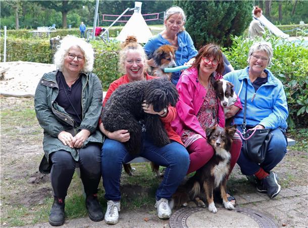 Wenn die Badesaison für Menschen endet, dann sind die Vierbeiner dran Eine Gruppe Frauen mit ihren Hunden