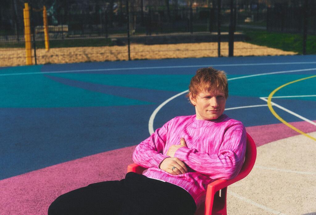 Ed Sheeran will die Vergangenheit hinter sich lassen Vieles auf „Play“ wirkt äußerst vertraut, vielleicht etwas zu vertraut.