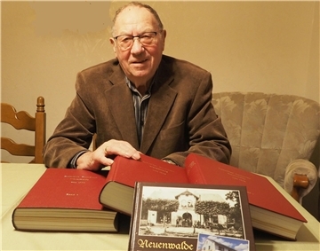Vieles erlebt, vieles gelesen, vieles festgehalten aus seiner Feuerwehrzeit: Wilhelm Morick mit einem Teil seiner Bücher.
