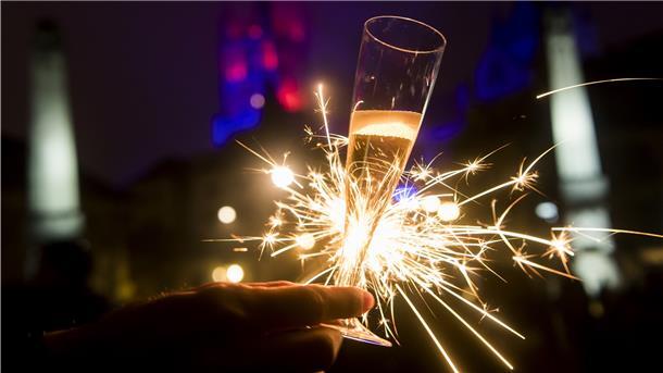 Vielleicht bleibt an Silvester nur ein Glas Sekt und eine Wunderkerze. Wegen der Corona-Pandemie wird diskutiert, das Feuerwerk zu verbieten.