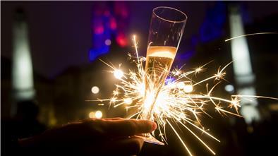 Vielleicht bleibt an Silvester nur ein Glas Sekt und eine Wunderkerze. Wegen der Corona-Pandemie wird diskutiert, das Feuerwerk zu verbieten.