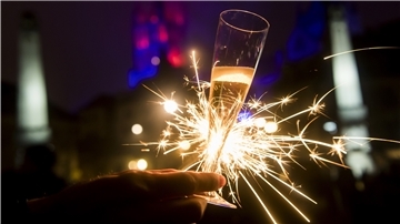 Vielleicht bleibt an Silvester nur ein Glas Sekt und eine Wunderkerze. Wegen der Corona-Pandemie wird diskutiert, das Feuerwerk zu verbieten.