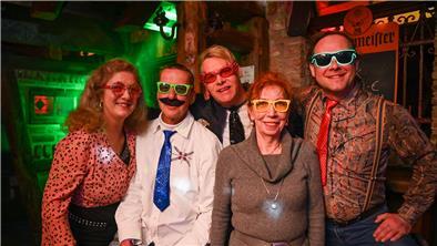 Vielleicht der letzte Ausgeh-Abend für längere Zeit. Das vermuten zumindest Claudia, Uwe, Emmo, Gitta und Bernd.