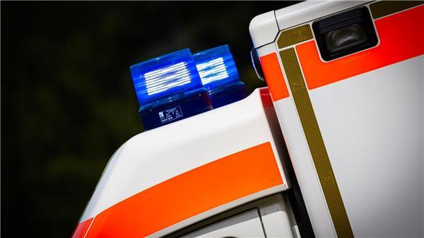 Auto fährt in eine Bushaltestelle - zwei Schwerverletzte Vier junge Männer wurden nach einem Unfall in Hann. Münden ins Krankenhaus gebracht. (Symbolbild)