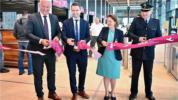 Umrüstung der Sicherheitskontrollen am BER geht voran Vier neue Scanner wurden am BER eingeweiht. Sie machen die Abfertigung von Passagieren deutlich leichter.