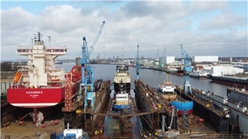 Vier Schwimmdocks befinden sich am Werftstandort im Fischereihafen. Was fehlt, sind Liegeplätze an der Kaje.