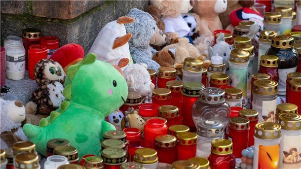 Kein Verdächtiger im Fall Fabian: Druck auf Ermittler wächst Vier Tage nach dem Verschwinden von Fabian wurde seine Leiche in der Nähe von Güstrow an einem Tümpel gefunden. Sie wies laut Staatsanwaltschaft Spuren von Gewalt auf.
