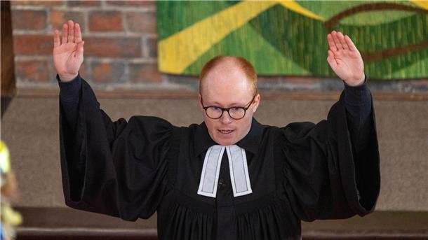 Kein Verdächtiger im Fall Fabian: Druck auf Ermittler wächst Vikar Tim Trabe leitete den Familiengottesdienst, mit dem am Sonntag des toten Fabian aus Güstrow gedacht wurde.