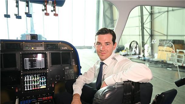 Viktor Schacht in der Gondel des Zeppelin NT (Neue Technologie) in Friedrichshafen.