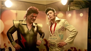 Vincent (Bernhard Schütz, l) und Nils (Jacob Matschenz) müssen als Imitatoren von David Bowie und Elvis Presley auftreten.