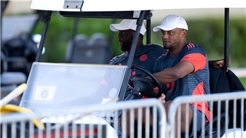 Vincent Kompany kommt im Golfcart zum Training.