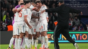 Vincent Kompany (r) stürmt auf den Rasen, um nach dem großen Sieg mit seinen Spielern im Kreis zu jubeln.