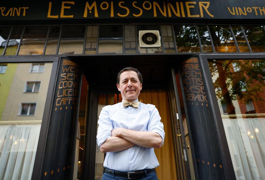 Vincent Moissonnier steht vor seinem Sterne-Bistro „Le Moissonnier“, einem kleinen Stück Paris mitten in Köln. 