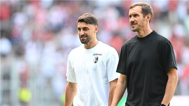 Vincenzo Grifo (l), Julian Schuster und der SC Freiburg sind beim FC Bologna zu Gast. (Archivbild)