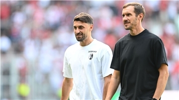 Vincenzo Grifo (l), Julian Schuster und der SC Freiburg sind beim FC Bologna zu Gast. (Archivbild)