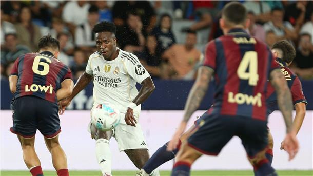 Vinicius Junior (m) sorgte für die Führung gegen Levante