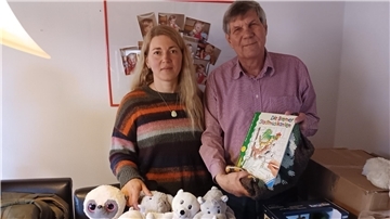 Vira Seredink und Günter Thielking sammeln Weihnachtsgeschenke, die sie in einem ukrainischen Waisenhaus übergeben wollen. 