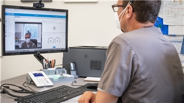 Virtuelle Sprechstunde: Der Allgemeinmediziner Dr. Jan Helge Kurschel nutzt digitale Technik, um Patientengespräche auch online anbieten zu können.